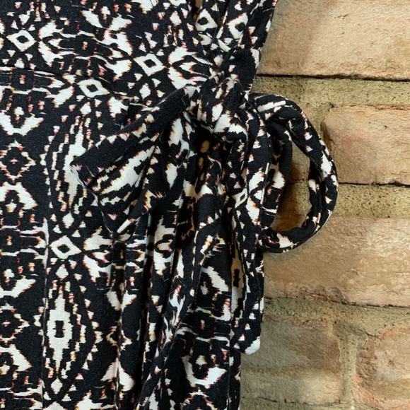 Banana Republic - Cap Sleeved Wrap Dress - Size Small - Black Aztec Pattern - Picture 10 of 13